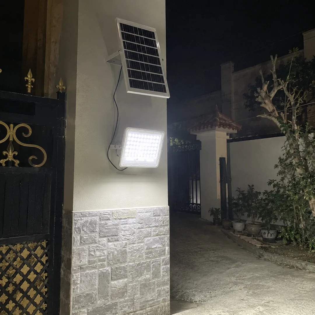 Πελάτης — HX-200 αναμμένο σε αυλόπορτα το βράδυ