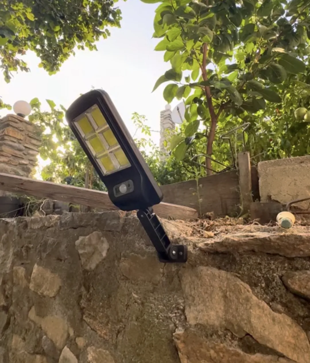 Πελάτης τοποθέτησε PL-125 σε πέτρινο τοίχο